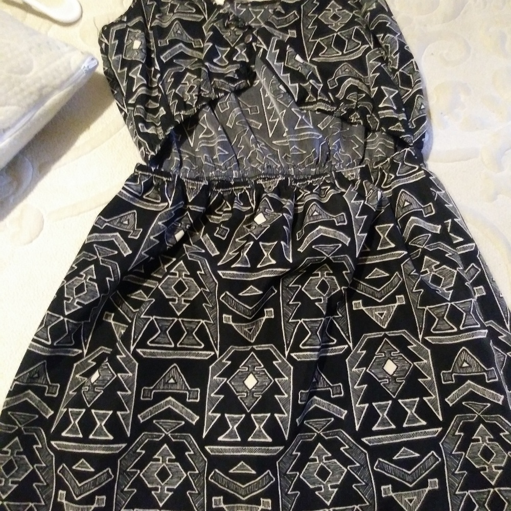 Dresses - Picture 5 of 8